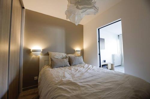 Llit o llits en una habitació de • Au Cosy Dôme. •