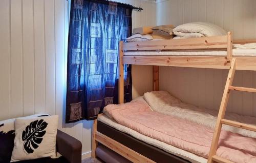 sypialnia z 2 łóżkami piętrowymi i oknem w obiekcie Vacation apartment w mieście Hornnes