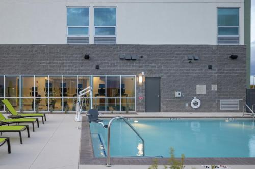 een zwembad voor een gebouw bij SpringHill Suites by Marriott Tucson at The Bridges in Tucson