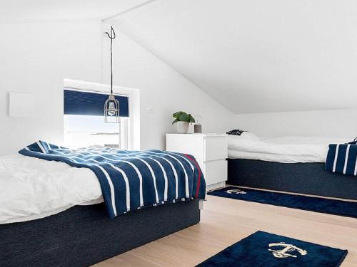 een slaapkamer met 2 bedden en een raam bij Holiday home VÄSTRA FRÖLUNDA in Västra Frölunda