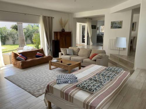 Posedenie v ubytovaní Villa avec magnifique piscine et grand jardin, à 2 pas du golf et de la plage