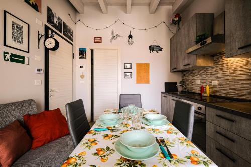 a dining room with a table and a kitchen at La Mansarda Vintage in Moncalieri