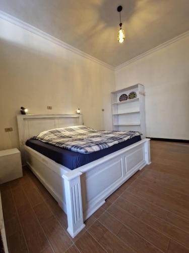1 dormitorio con 1 cama blanca en una habitación en Light and airy villa in Lalibela, en Lalibela
