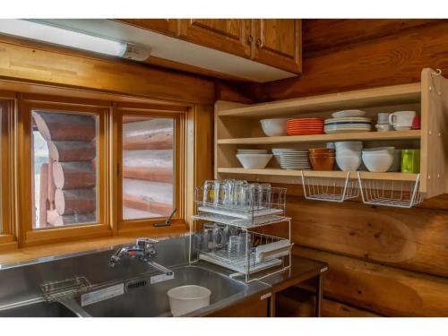 - une cuisine avec un évier et une étagère avec de la vaisselle dans l'établissement Inaka no Kakurega Cottage Hideaway - Vacation STAY 19620v, à Inakadate