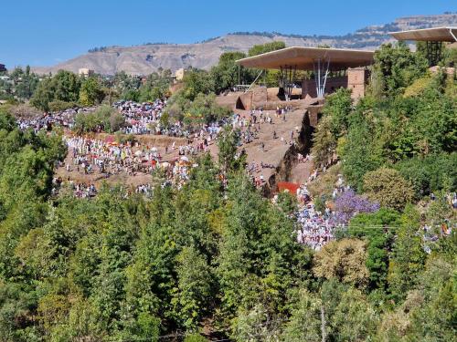 ラリベラにあるLight and airy villa in Lalibelaの山を登る大群衆