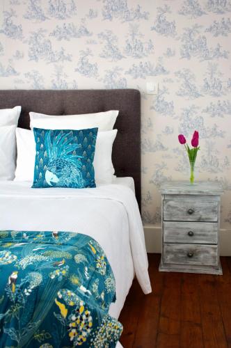 a bedroom with a bed and a vase with flowers at Valfrescos - Lac de Guerlédan in Caurel
