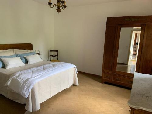 um quarto com uma cama, uma cómoda e um espelho em Piazzetta della Croce em Anghiari