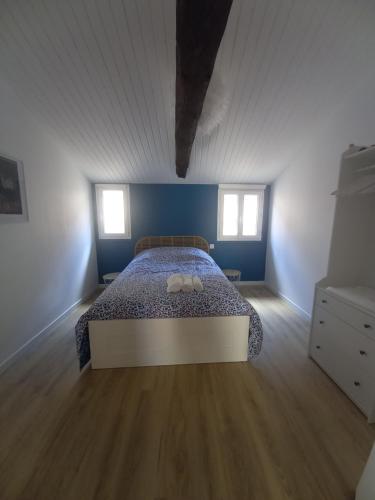 Un dormitorio con una cama con dos zapatos. en Bienvenue à Figeac, en Figeac