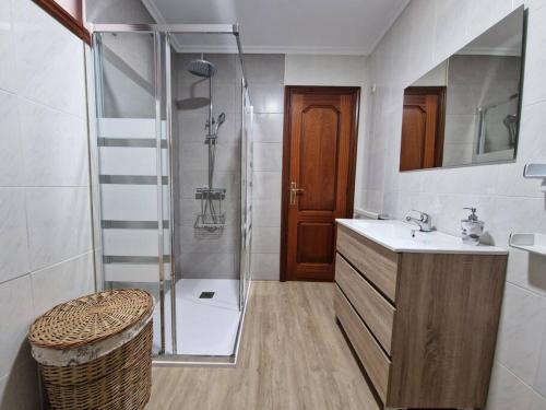 y baño con ducha, lavabo y aseo. en Apartamento cerca de la playa, en Pontevedra