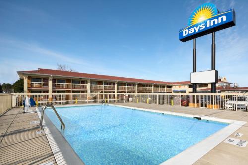 Swimming pool sa o malapit sa Days Inn by Wyndham Jacksonville NC