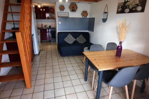 une cuisine et une salle à manger avec une table et des chaises dans l'établissement Maisonnette entre étang et plage, à Leucate