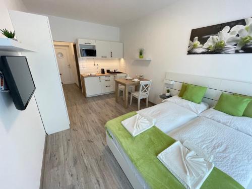 um pequeno apartamento com uma cama e uma cozinha em Siesta Apartman em Balatonberény