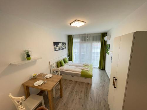 バラトンベレーニにあるSiesta Apartmanのベッドとテーブル付きの小さな部屋