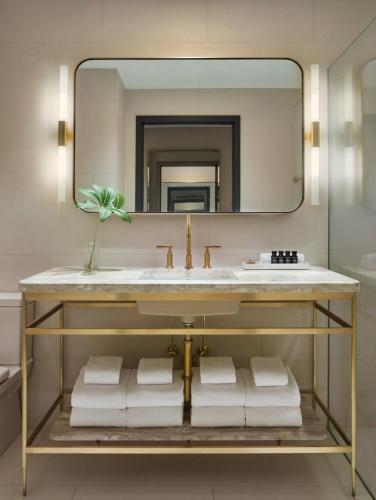 ein Badezimmer mit Waschbecken und Spiegel in der Unterkunft 11 Howard, New York, a Member of Design Hotels in New York