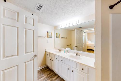 y baño con lavabo y espejo. en Islander Beach Resort unit 3009, en Fort Walton Beach