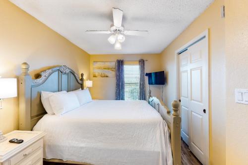 1 dormitorio con 1 cama y ventilador de techo en Islander Beach Resort unit 3009, en Fort Walton Beach