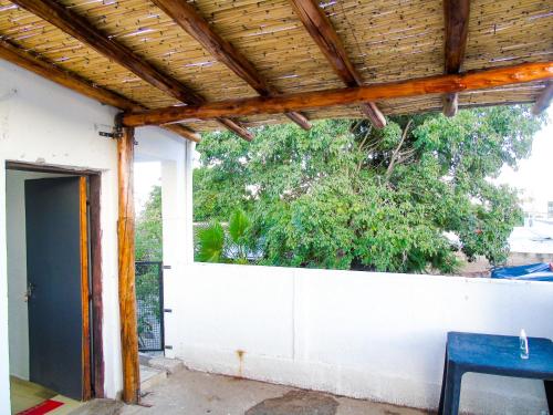 a patio with a white wall and a blue bench at Comodo y Practico departamento in La Rioja