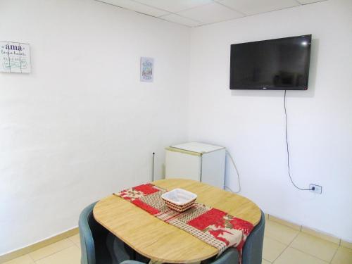 um quarto com uma mesa e uma televisão na parede em Comodo y Practico departamento em La Rioja