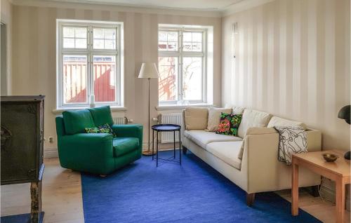 een woonkamer met een bank en een stoel bij 3 Bedroom Stunning Home In Simrishamn in Simrishamn