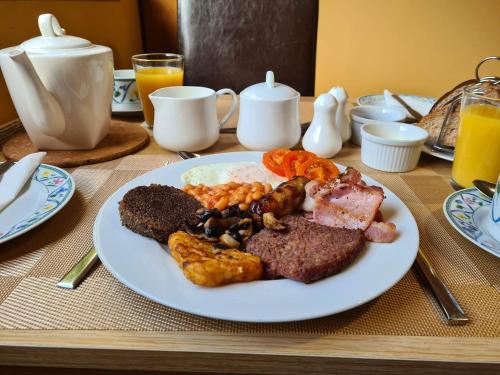 un piatto di prodotti per la colazione su un tavolo di Braelea a Spean Bridge