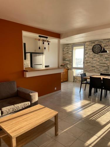 un salon avec un canapé et une table dans l'établissement Les petits de Georges, au Cap d'Agde