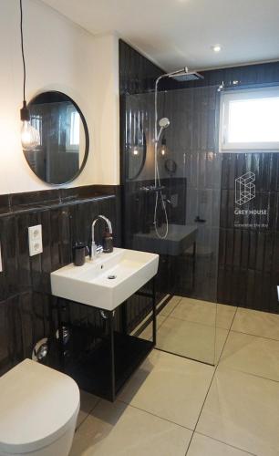 Bilik mandi di The Grey House