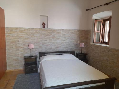 En eller flere senge i et værelse på Cozy House Spetses