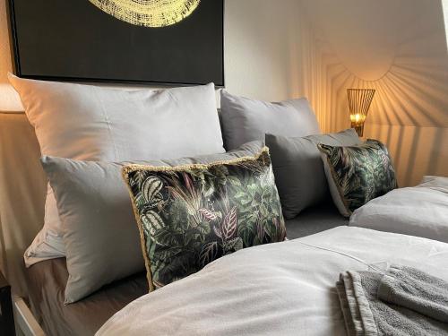 Katil atau katil-katil dalam bilik di BOSTEL 1 - Modernes Dachgeschoss-Studio in Duisburg Meiderich, 4,7 km Hbf, U-Bahn 250m, Flughafen Düsseldorf 28 km, Landschaftspark 2,9 km