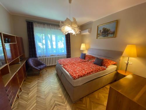 sypialnia z łóżkiem i dużym oknem w obiekcie Villa Trófea w Hévízie