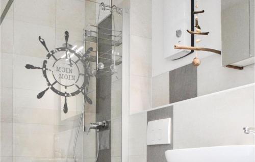 ein Badezimmer mit einer Dusche mit einer Uhr an der Wand in der Unterkunft Gorgeous Apartment In Gelbensande-graal-mritz With Wifi in Müritz