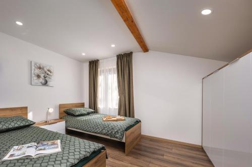 um quarto com 2 camas e uma janela em LUXURY APARTMENT - Rena 2 em Čavle