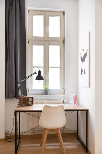a desk with a chair in front of a window at Apartments an der Oper - Innenstadt - Zentral - Küche - Wifi - Powered by Ko-Living in Halle an der Saale