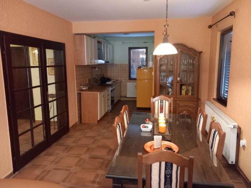 una cucina e una sala da pranzo con tavolo e sedie di Villa Morava a Svilajnac