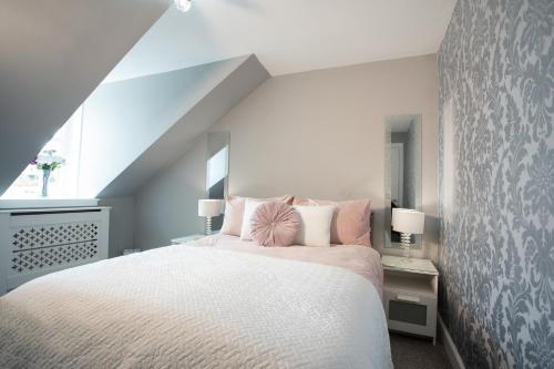 a bedroom with a large bed with pink and white pillows at 4 Private bedroom house with 3 parking spaces free in Perth