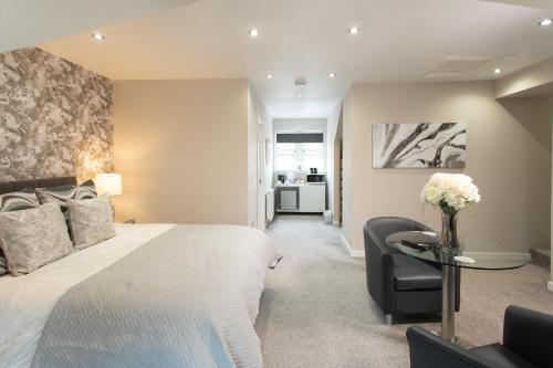 een slaapkamer met een bed, een stoel en een tafel bij 3 Private bedrooms attached to hosts home Free parking in Perth