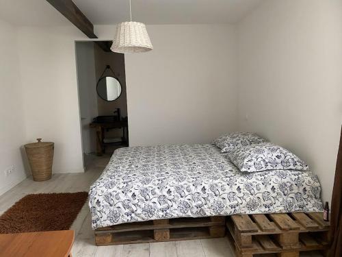 - une chambre avec un lit, une table et un miroir dans l'établissement Ty Breizh, à Saint-Nic