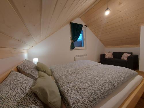sypialnia z łóżkiem i kanapą w pokoju w obiekcie Domki na Stoku w Wiśle