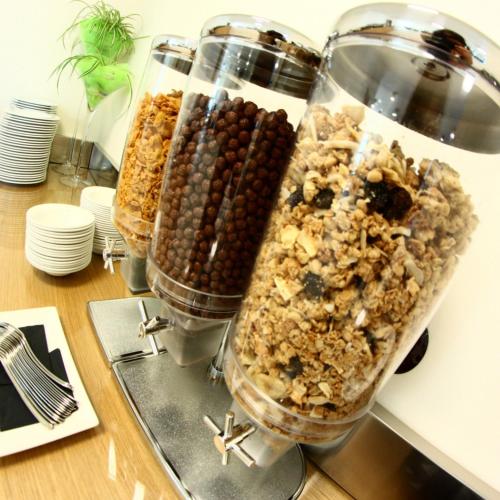 - un bouquet de nourriture dans un mixeur sur une table dans l'établissement Hotel Novarello, à Granozzo con Monticello