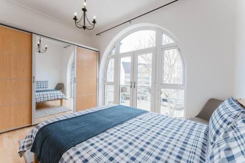 מיטה או מיטות בחדר ב-Comfortable Double Room for Your London Getaway