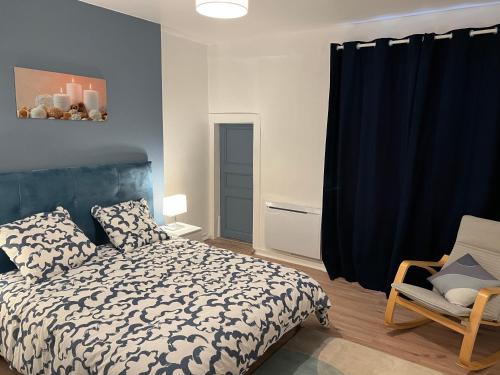 ein Schlafzimmer mit einem Bett und einem blauen Vorhang in der Unterkunft EGLANTINE 14 APPARTEMENT CENTRE HISTORIQUE DE DINAN in Dinan