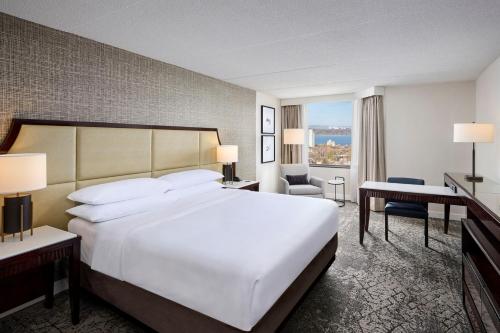 漢密爾頓的住宿－喜來登漢彌敦酒店，酒店客房设有一张白色大床和一个窗户。