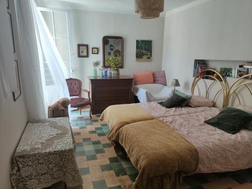 une chambre avec deux lits et un salon dans l'établissement La Casetta du village, calme et extérieur, à Saint-Vallier-de-Thiey