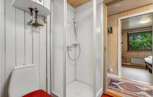 BolilmarkにあるNice Home In Rm With Wifiのバスルーム(シャワー、トイレ付)が備わります。