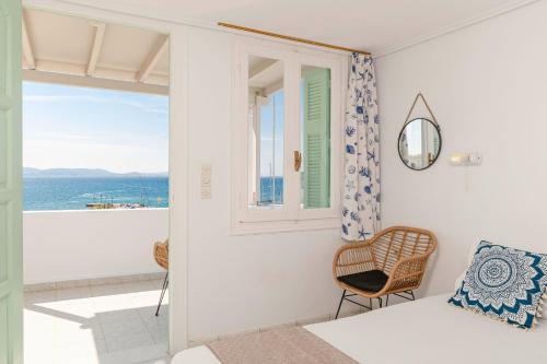 Un dormitorio con vista al mar en Litsa Apartments, en Naxos Chora