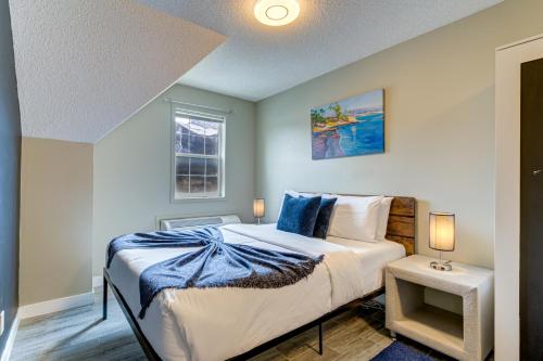 um quarto com uma cama e uma janela em Cozy 1 bedroom Apartment Canmore / Banff em Canmore