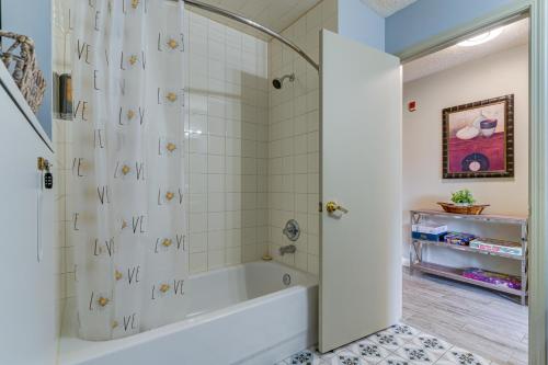 キャンモアにあるCozy 1 bedroom Apartment Canmore / Banffのバスルーム(バスタブ、シャワーブース付)