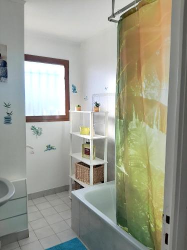 une salle de bain avec une baignoire et un lavabo dans l'établissement Villa avec jardin à Poussan avec piscine privée ouverte toute l'année, à Poussan