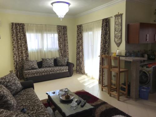 sala de estar con sofá y mesa en Sharm el sheikh apartment, en Sharm El Sheikh