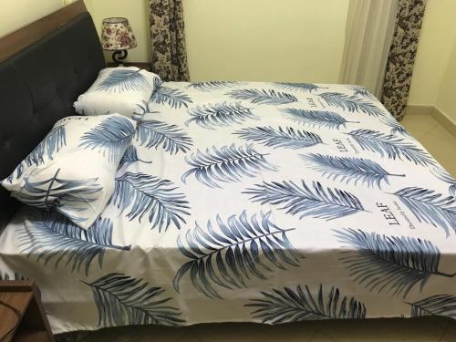 Una cama con un edredón azul y blanco. en Sharm el sheikh apartment, en Sharm El Sheikh