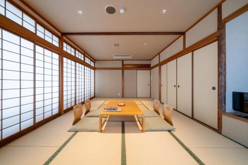 a dining room with a table and chairs at Ryokan Ryokufuso in Kyoto